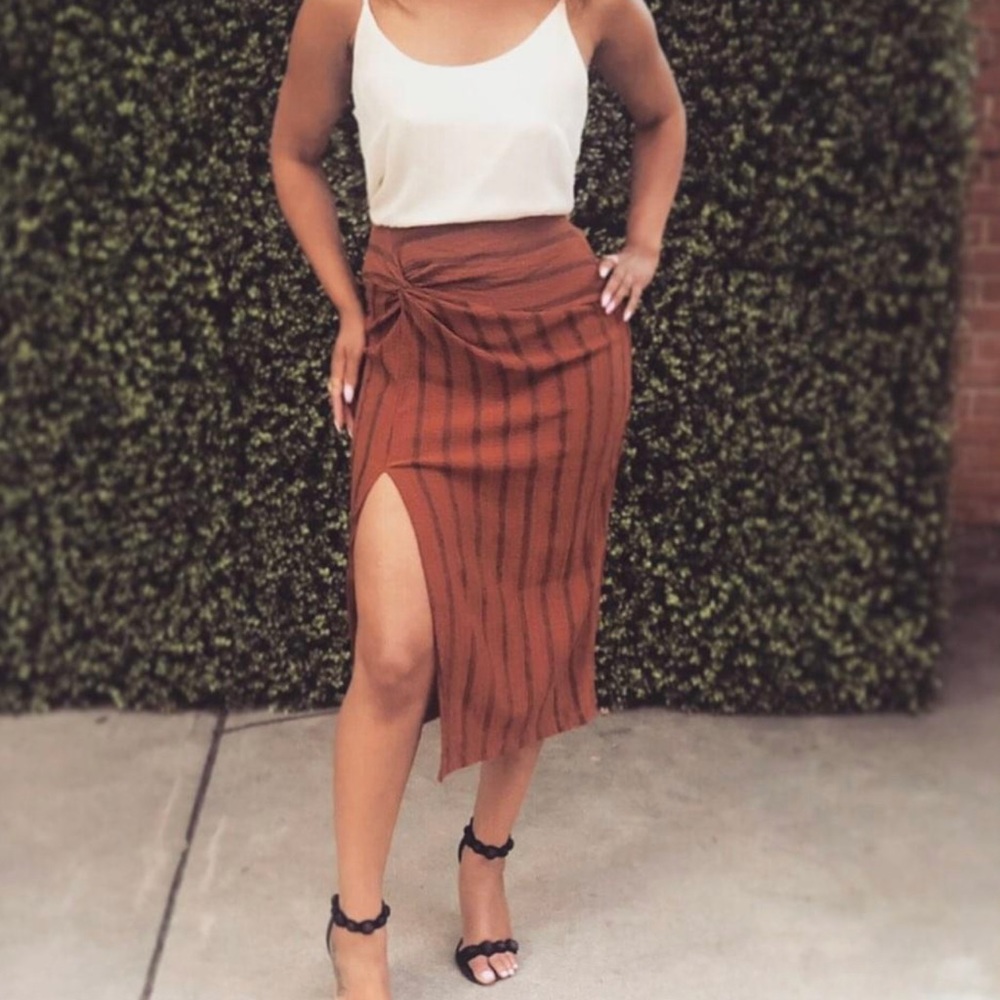 Textured Rust Knot-Detailed Skirt - Picture 2 of 5